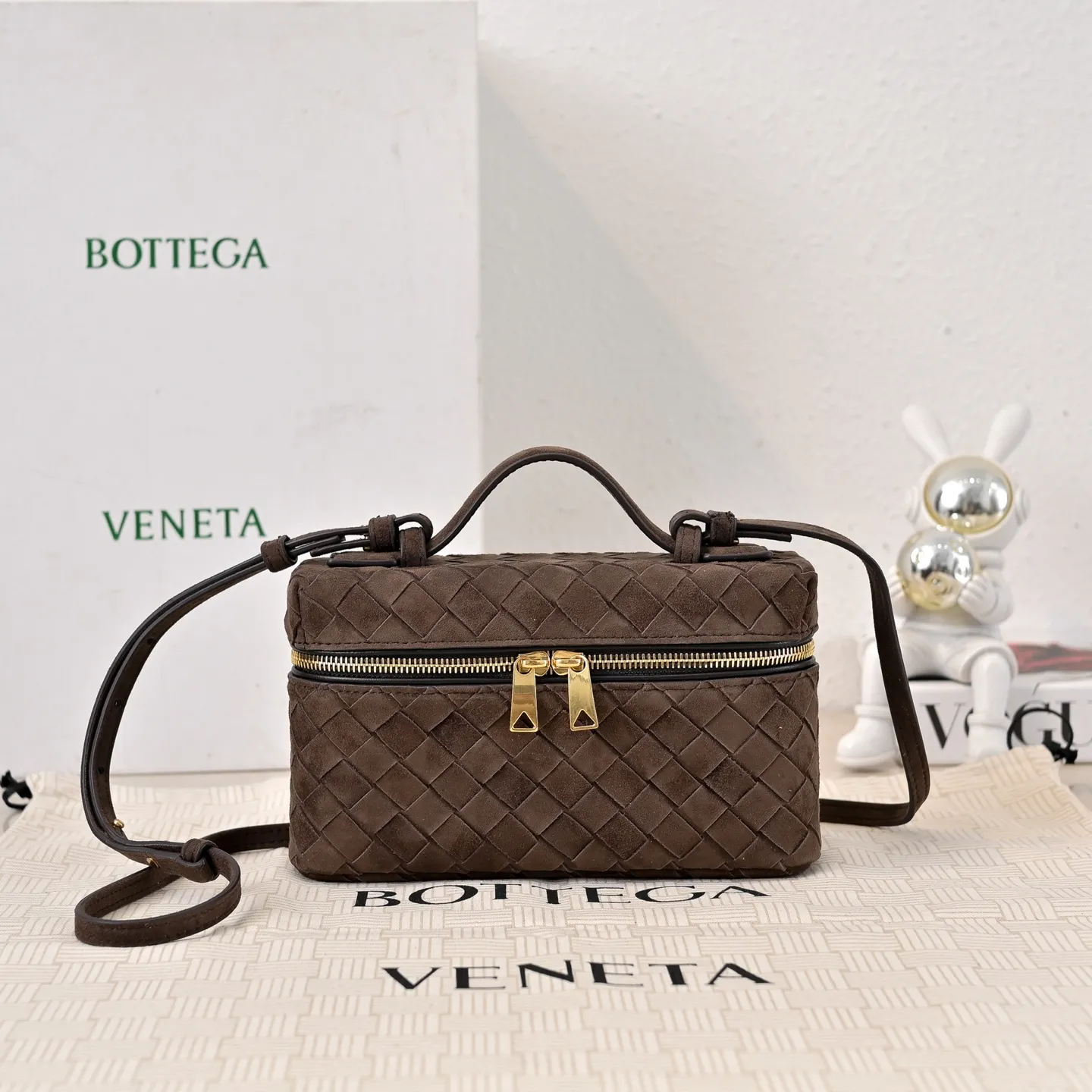 Batch 1360 #BV new Vanity Case suede cosmetic bag 🎈 is a super practical and stylish box cosmetic bag [Fireworks], using the brand's most classic cowhide weaving, with two-way zipper opening and closing, the overall style is retro and elegant, the top handle can be adjusted at will, the hand-held elegant temperament, cross-body casual and casual, unlocking various concave shape scenes 🎬 Model: 9109 Size: 22x12.5x5